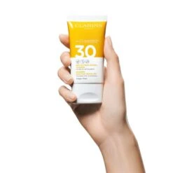 Clarins Invisible Sun Care Gel-To-Oil, SPF30, 50 Ml 7 Clarins Invisible Sun Care Gel-To-Oil, SPF30, 50 Ml -Clarins Salgsbutik 3380810304749 03