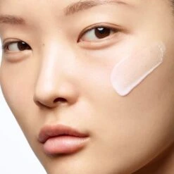 Yves Saint Laurent Pure Shots Light Up Brightening Serum, 30 Ml -Clarins Salgsbutik yves saint laurent pure shots light up brightening serum 30 ml 5