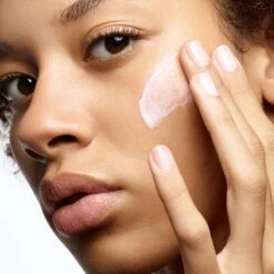 Yves Saint Laurent Pure Shots Light Up Brightening Serum Refill, 30 Ml -Clarins Salgsbutik yves saint laurent pure shots light up brightening serum refill 30 ml 4